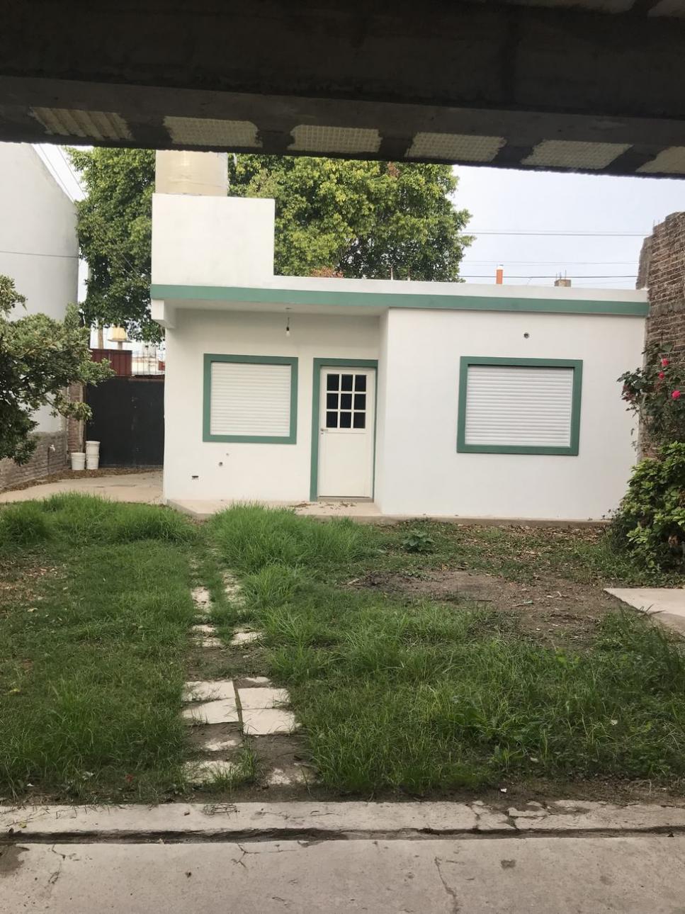 CASA TIPO DEPTO AL FRENTE.- CALLE ALBARELLOS AL 3000 I.C