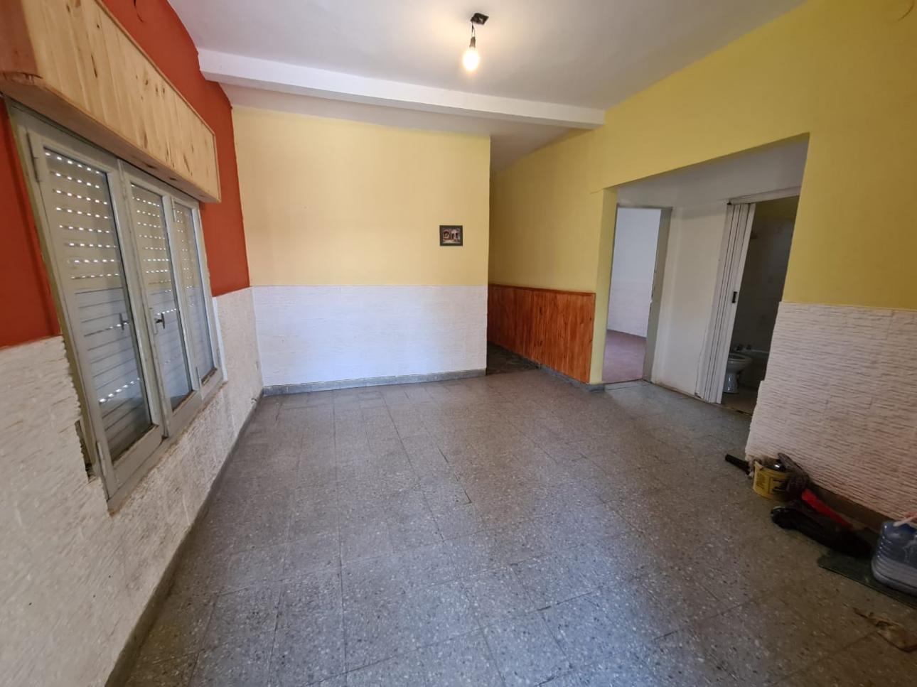 Casa y Depto sobre Sinclair, a metros de Av. Yrigoyen, Glew
