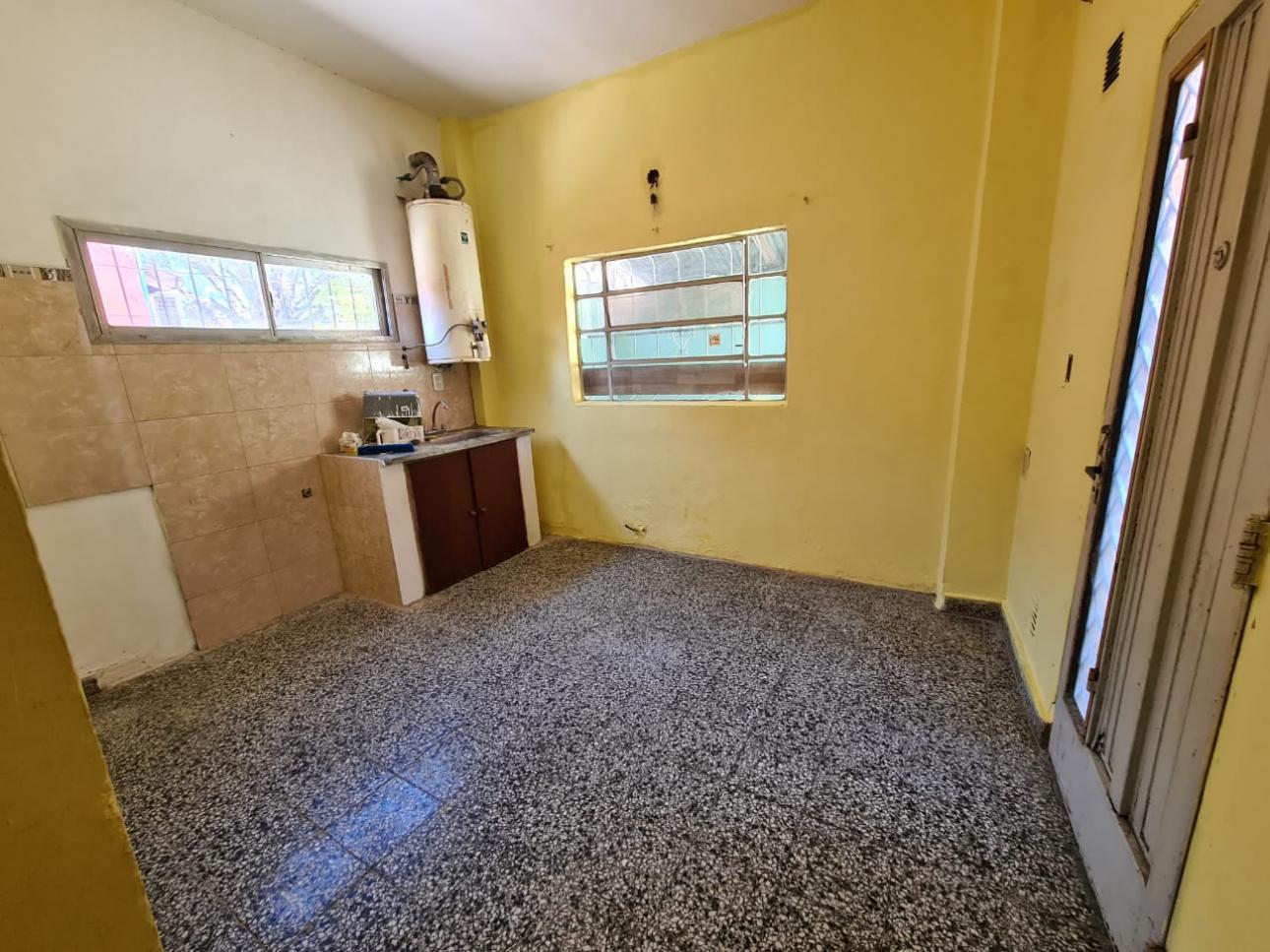 Casa y Depto sobre Sinclair, a metros de Av. Yrigoyen, Glew