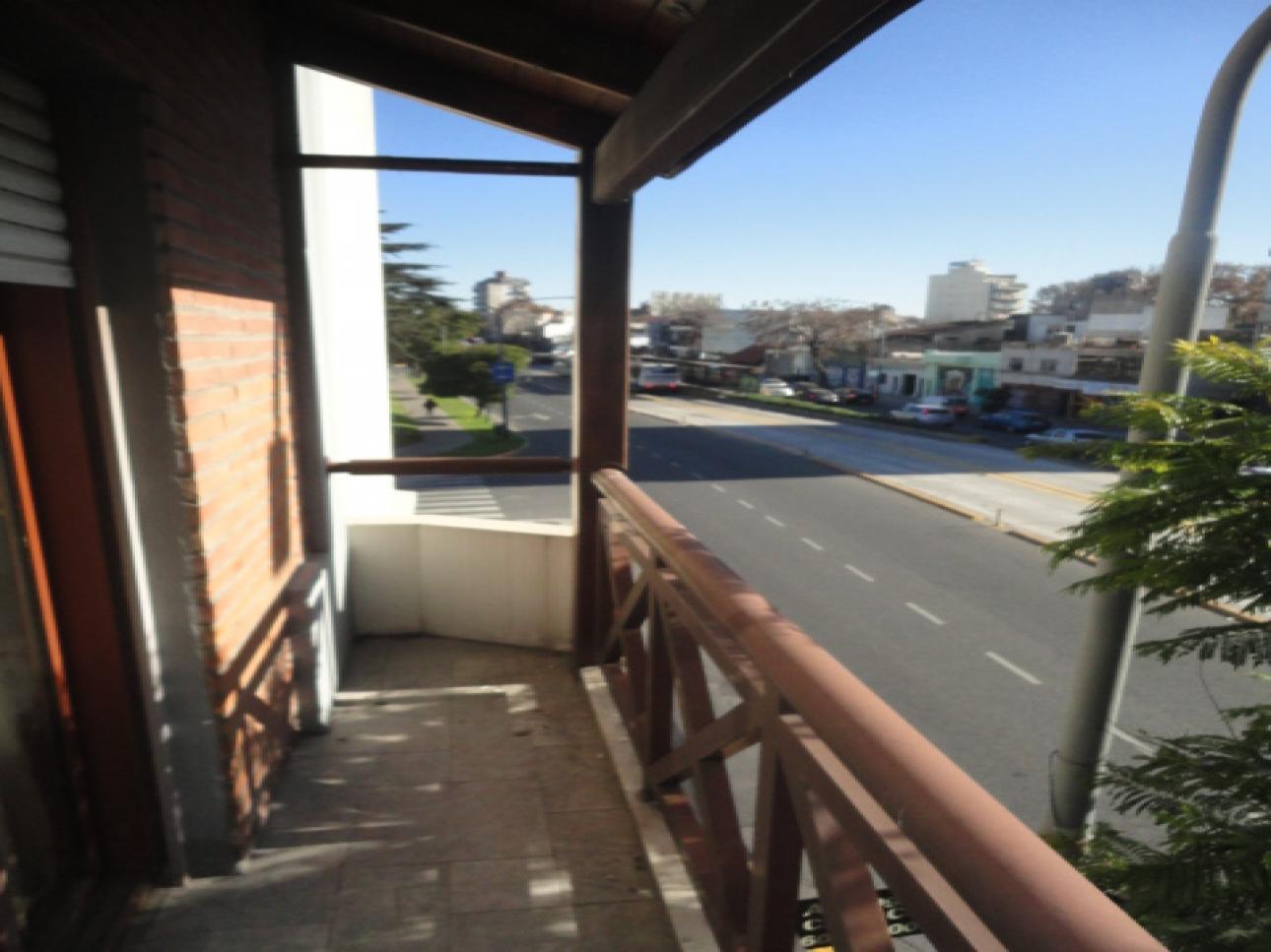 LOCAL MAS VIVIENDA DE 3 AMBIENTES GIGANTES CON TERRAZA