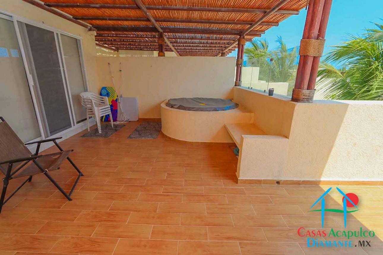 Casa con roof garden y jacuzzi