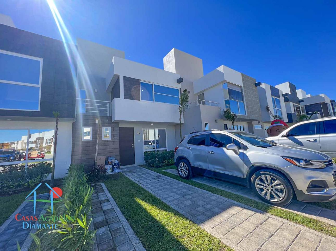 Casa en renta. Incluye mantenimiento. Jardín privado