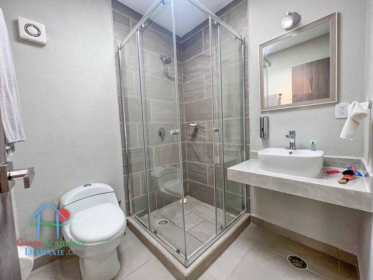Casa en renta. Incluye mantenimiento. Jardín privado