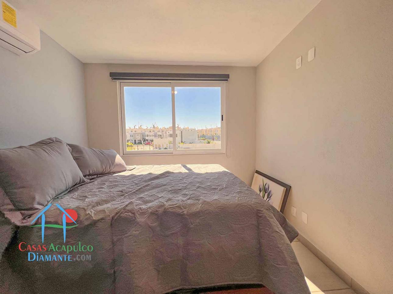 Casa en renta. Incluye mantenimiento. Jardín privado