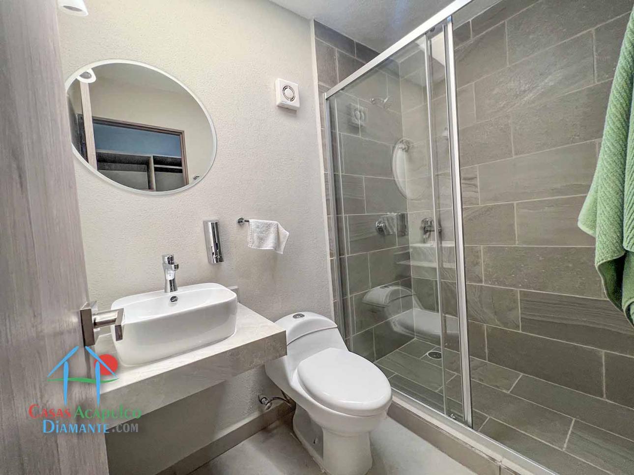 Casa en renta. Incluye mantenimiento. Jardín privado