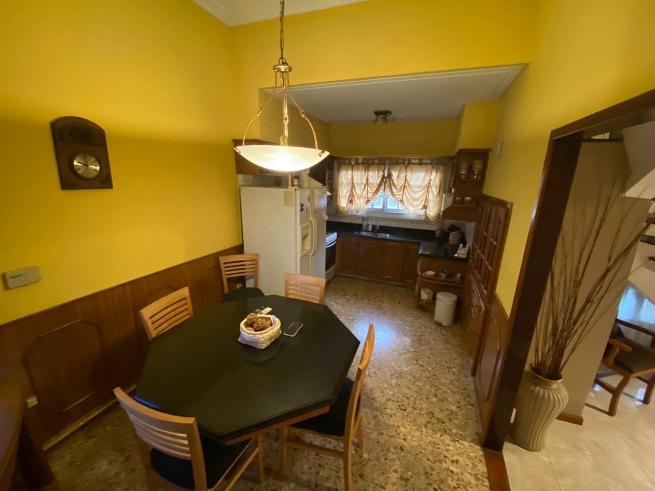 NUEVO VALOR! Chalet de 4 ambientes con local comercial