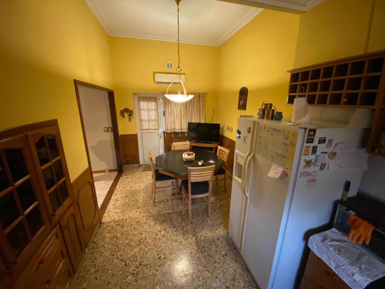 NUEVO VALOR! Chalet de 4 ambientes con local comercial