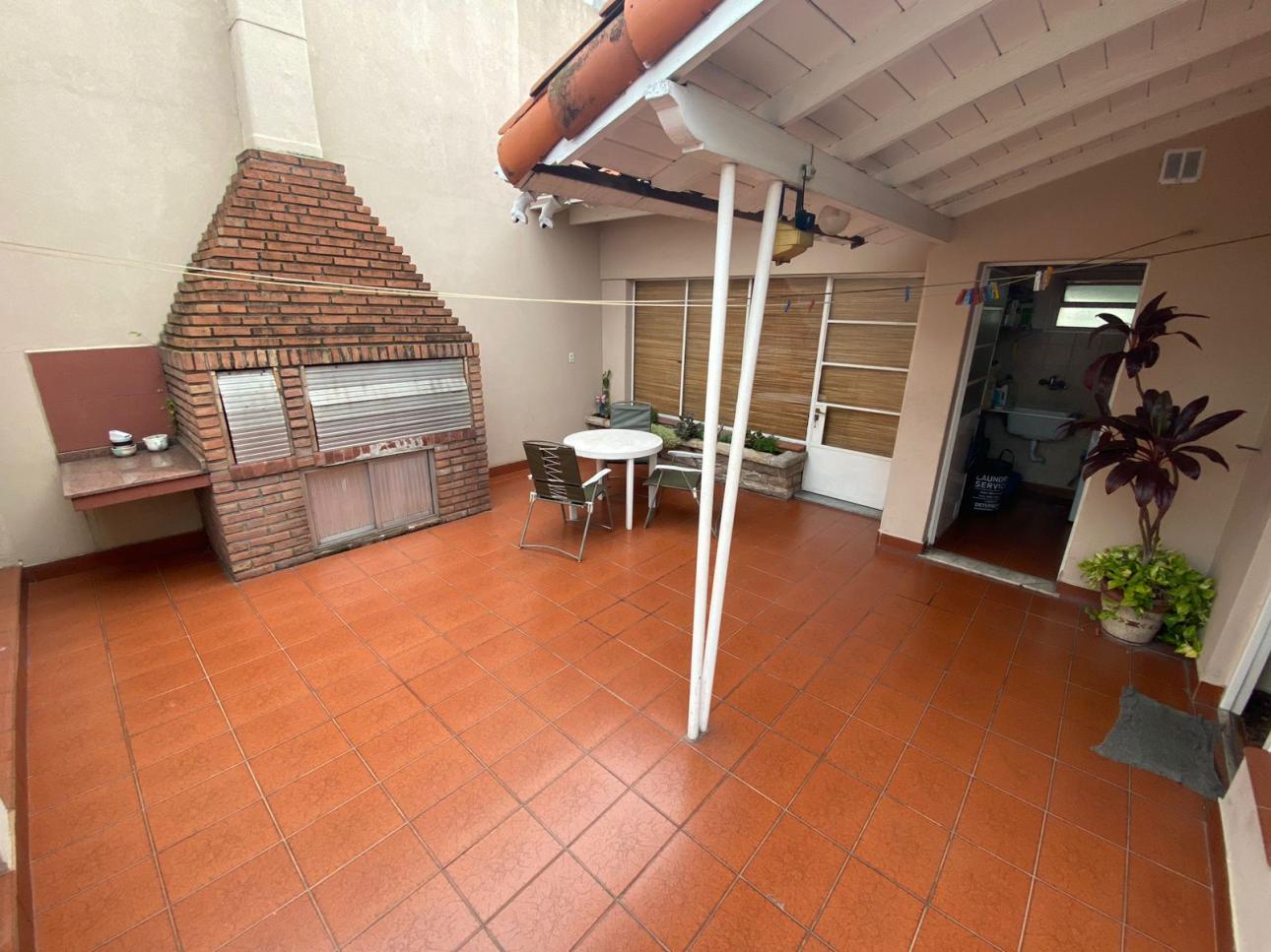 NUEVO VALOR! Chalet de 4 ambientes con local comercial