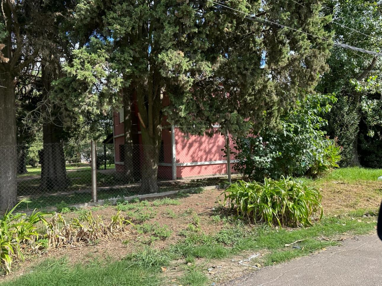 F 775 excelente casaquinta con casi 2400mts 2 de parque