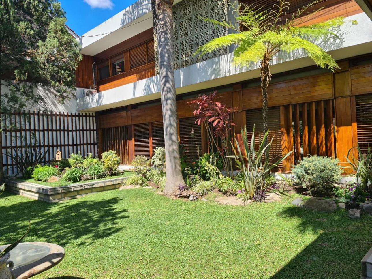 Villa Ballester. Casa 5 ambientes. Con piscina