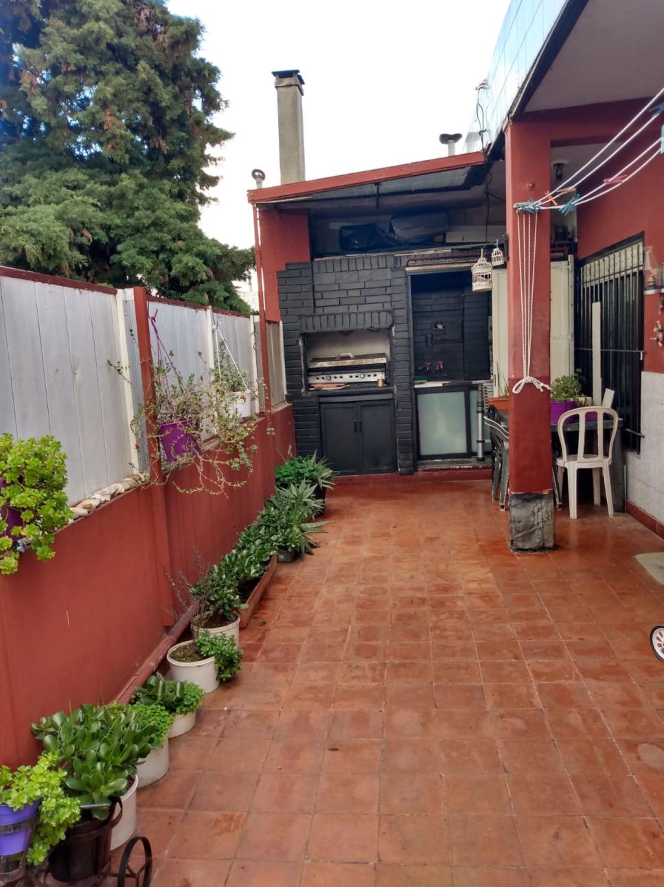 DEPARTAMENTO 4 AMBIENTES 1ER.  PISO X ESCALERA C/PATIO