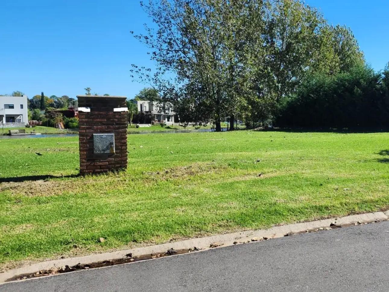 LOTE CON PLAYA A LA LAGUNA NORTE CON DOS AÑOSOS ARBOLES