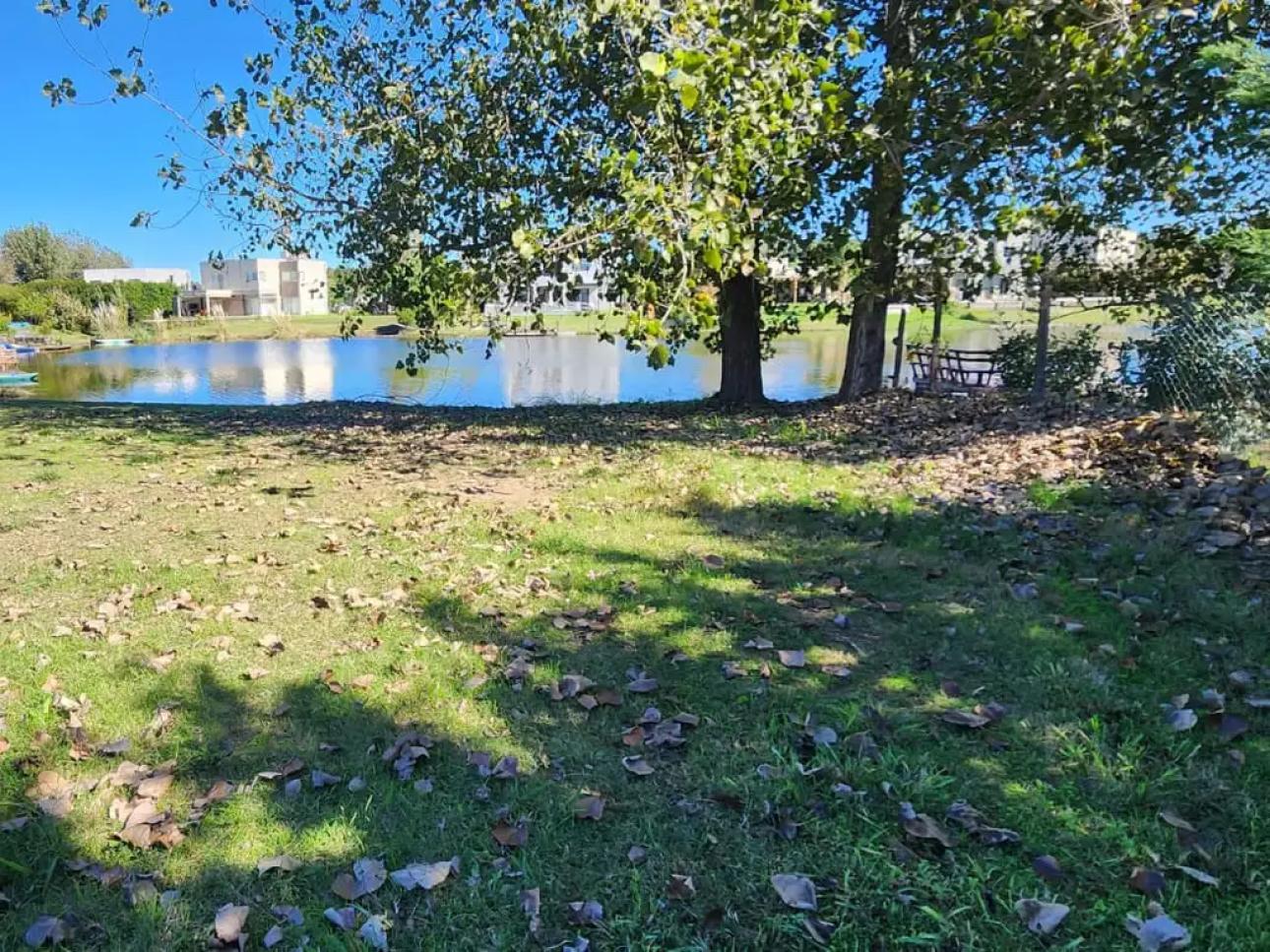 LOTE CON PLAYA A LA LAGUNA NORTE CON DOS AÑOSOS ARBOLES