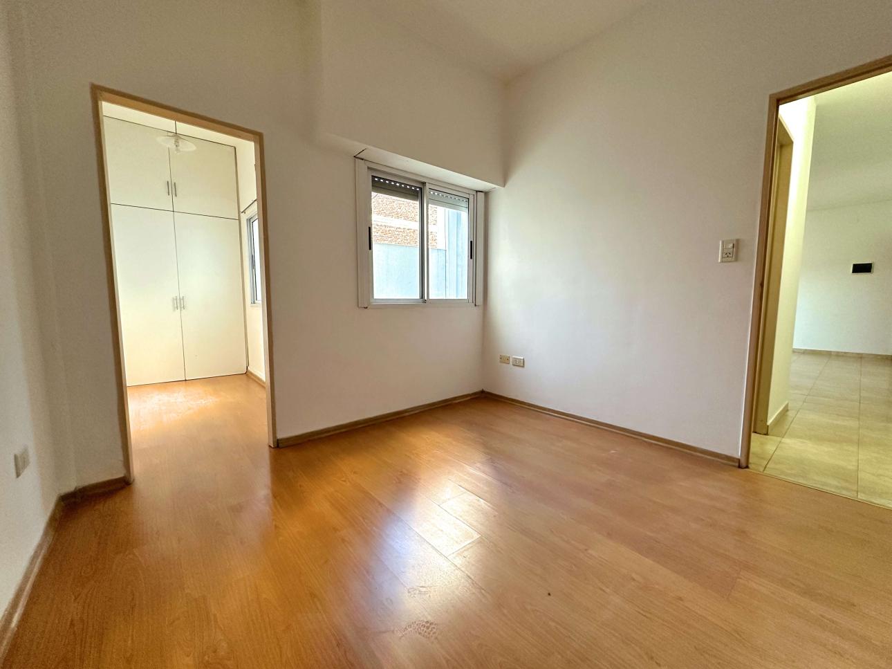 Departamento de 2 ambientes con vestidor y balcon