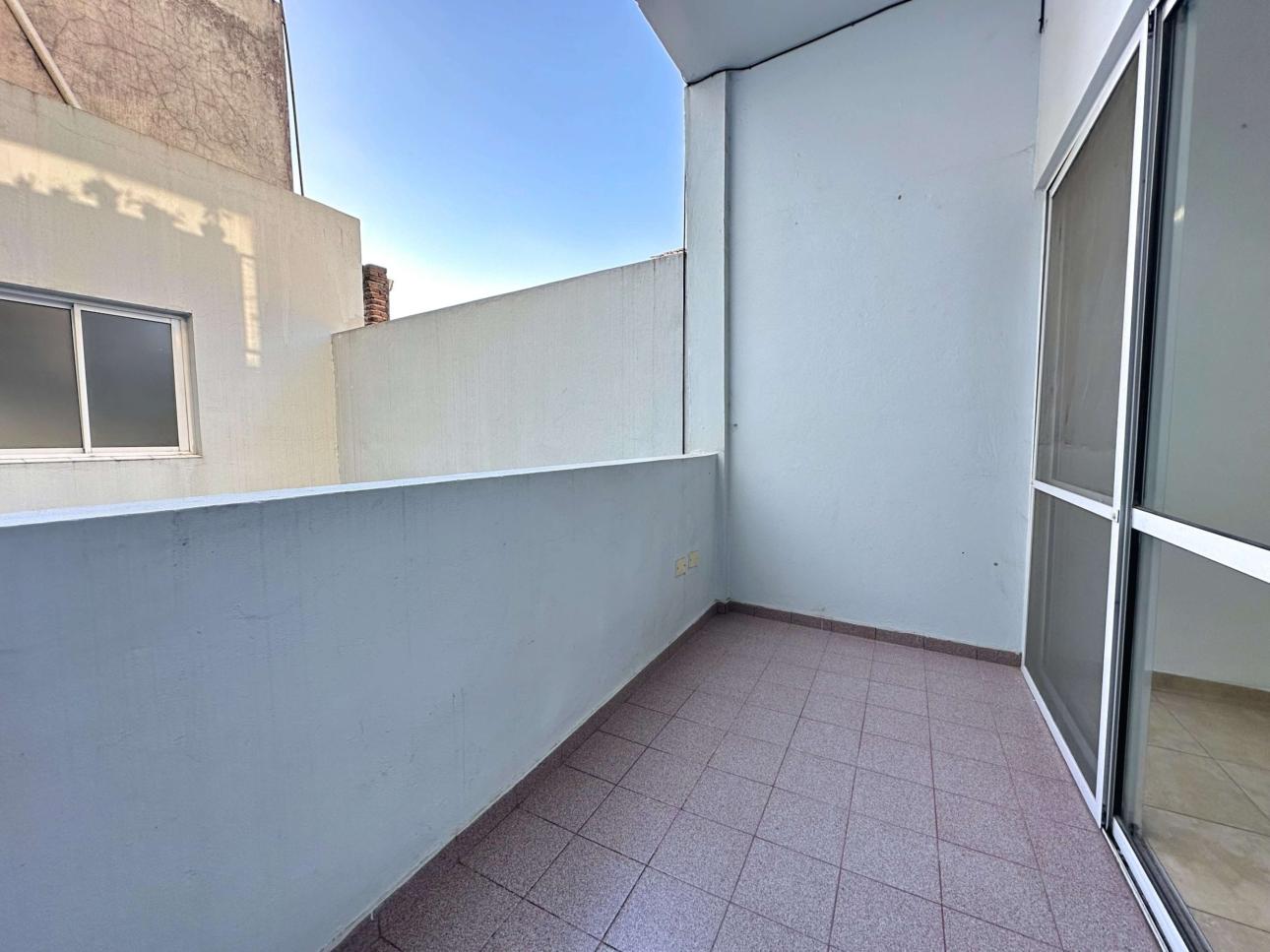 Departamento de 2 ambientes con vestidor y balcon