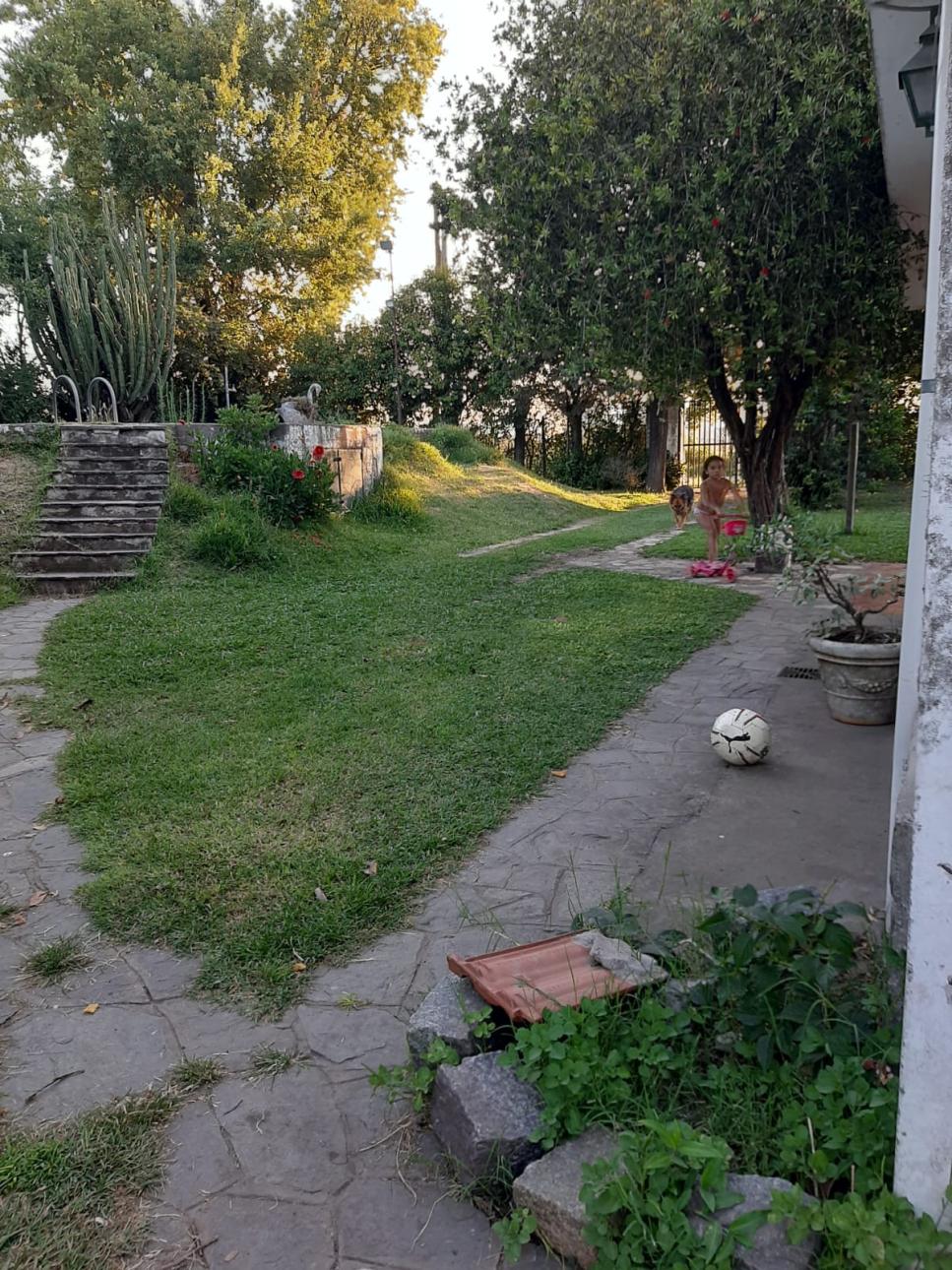 Hermosa casa quinta en el límite de Glew y Guernica