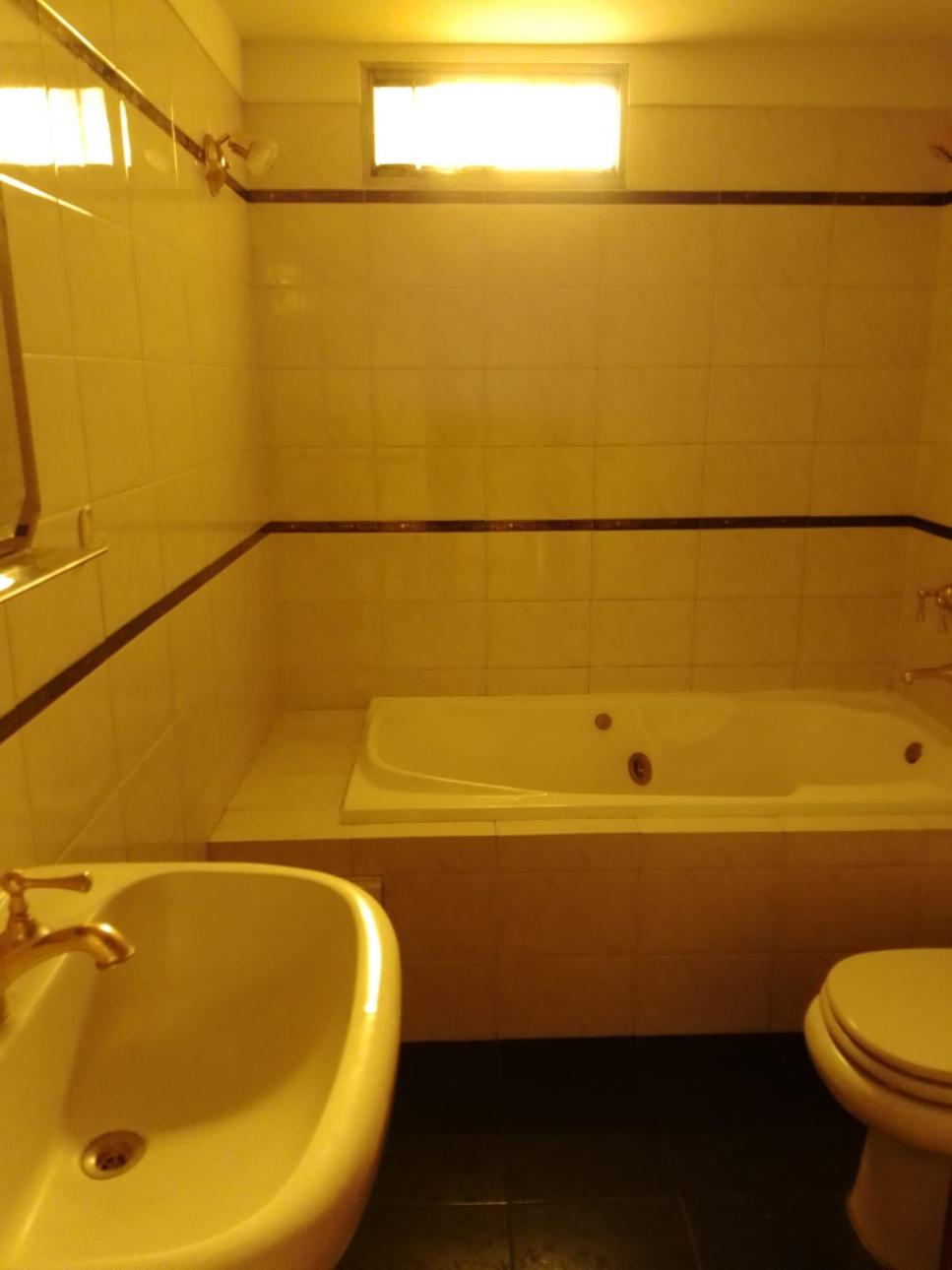 SE VENDE CASA 4 AMBIENTES VILLA INSUPERABLE