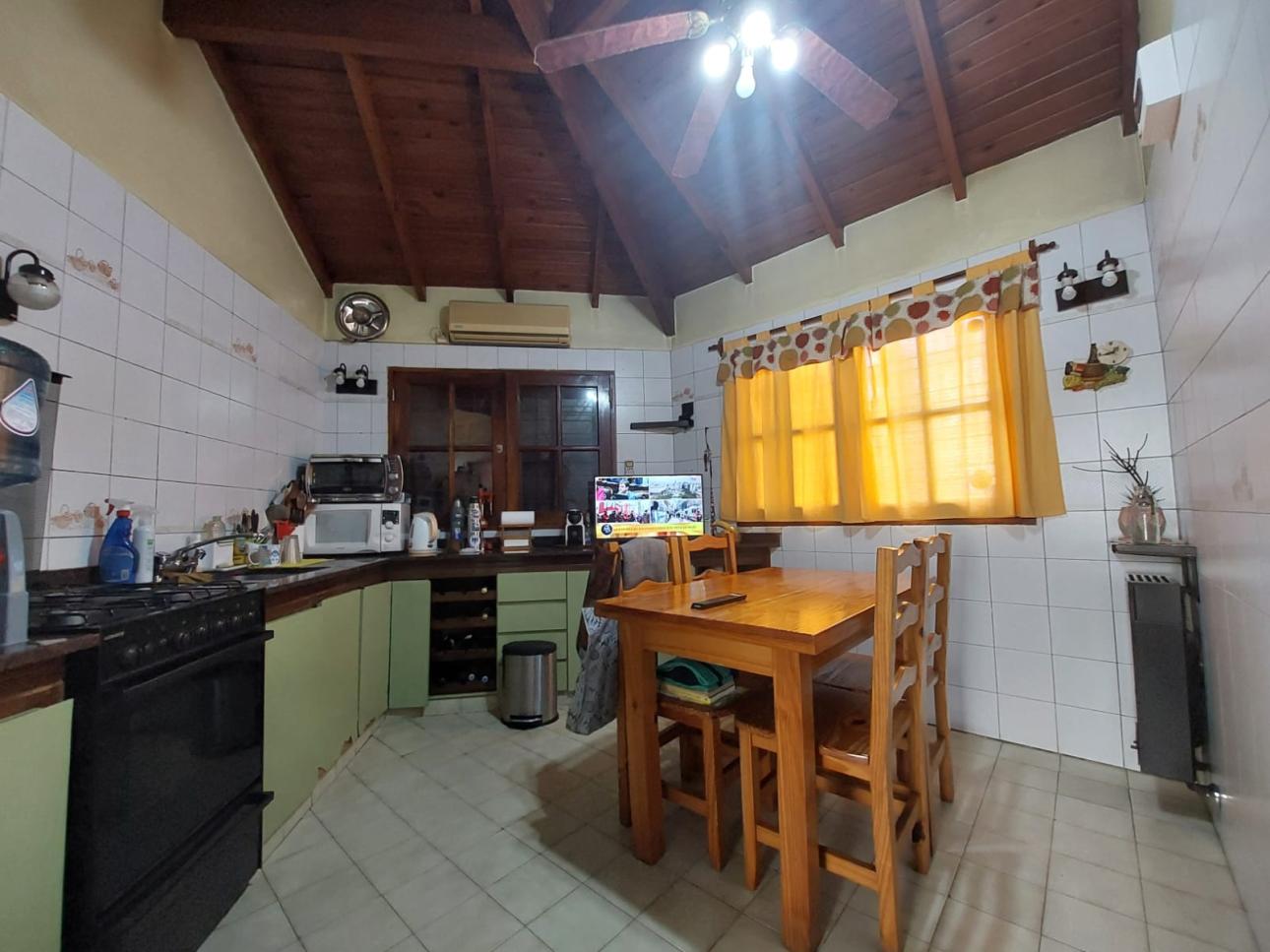 CASA 4 AMBIENTES C/GARAGE Y FONDO