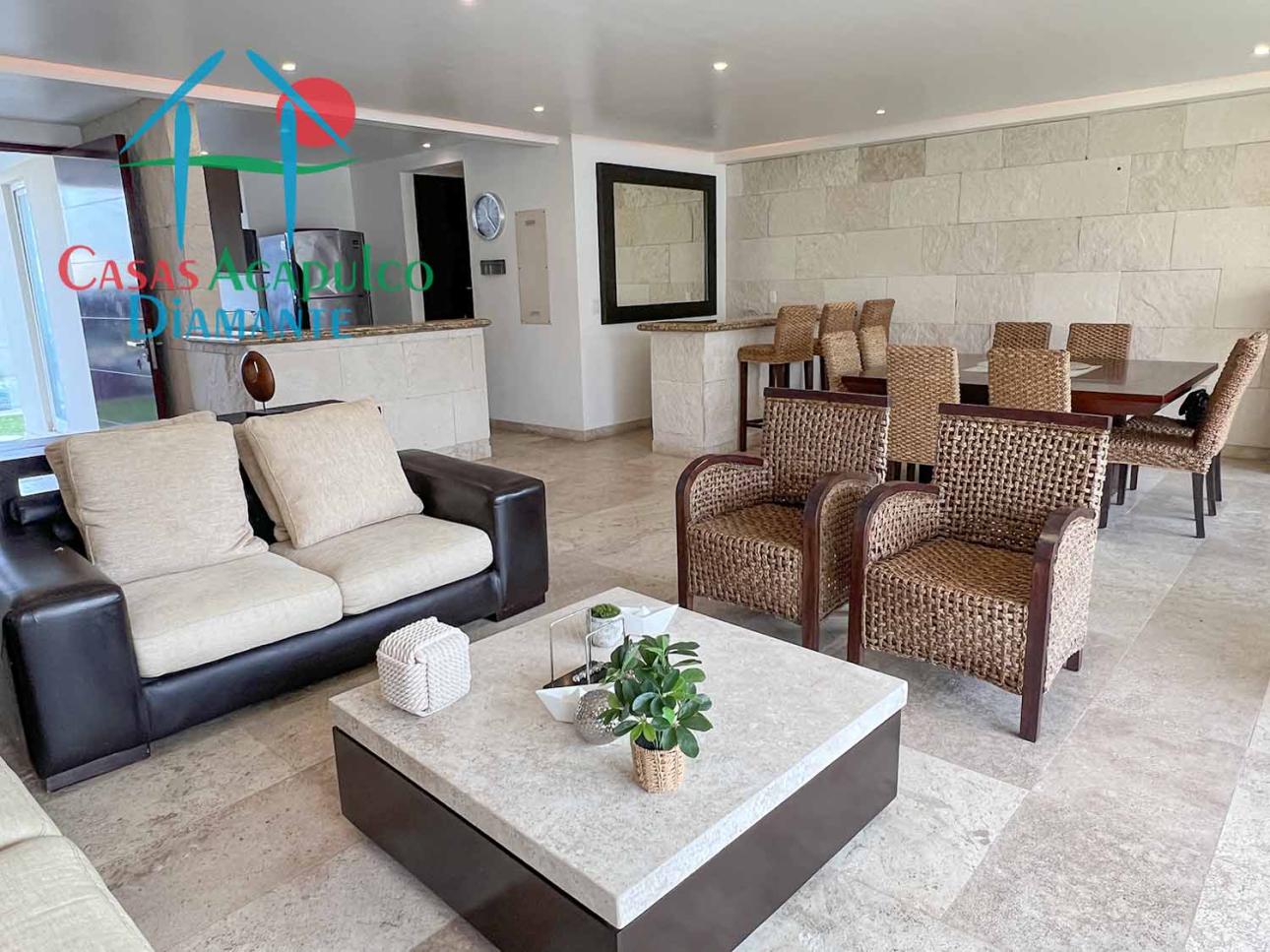 Terraza Con Jacuzzi Y Salida Al Jardín