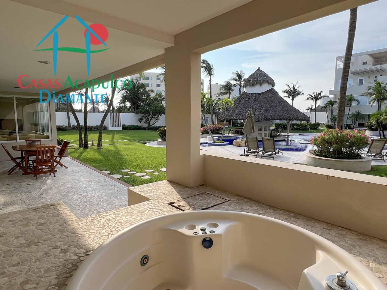 Terraza Con Jacuzzi Y Salida Al Jardín