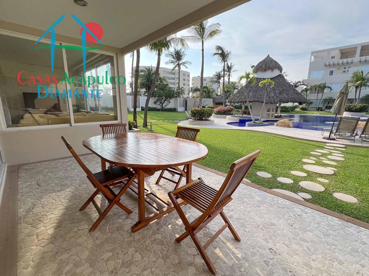 Terraza Con Jacuzzi Y Salida Al Jardín