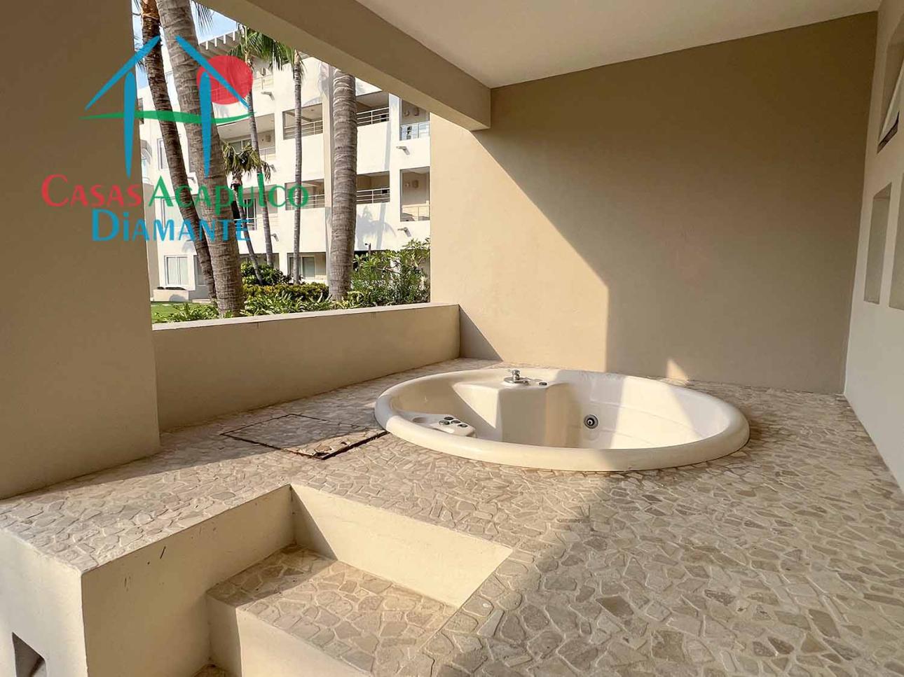 Terraza Con Jacuzzi Y Salida Al Jardín