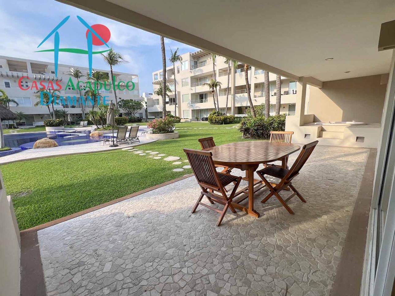 Terraza Con Jacuzzi Y Salida Al Jardín