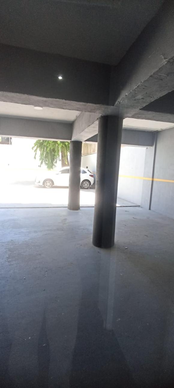 COCHERA CUBIERTA EN EDIFICIO