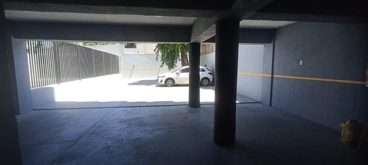 COCHERA CUBIERTA EN EDIFICIO