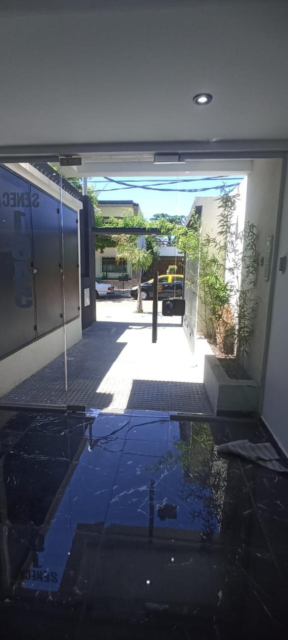 COCHERA CUBIERTA EN EDIFICIO