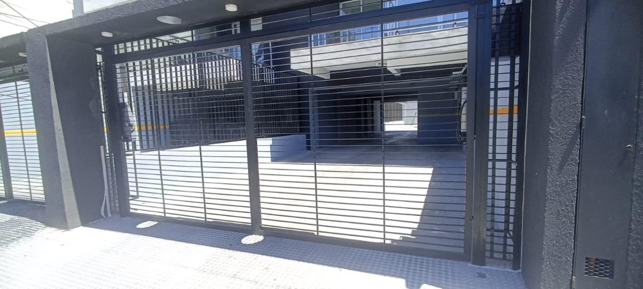 COCHERA CUBIERTA EN EDIFICIO