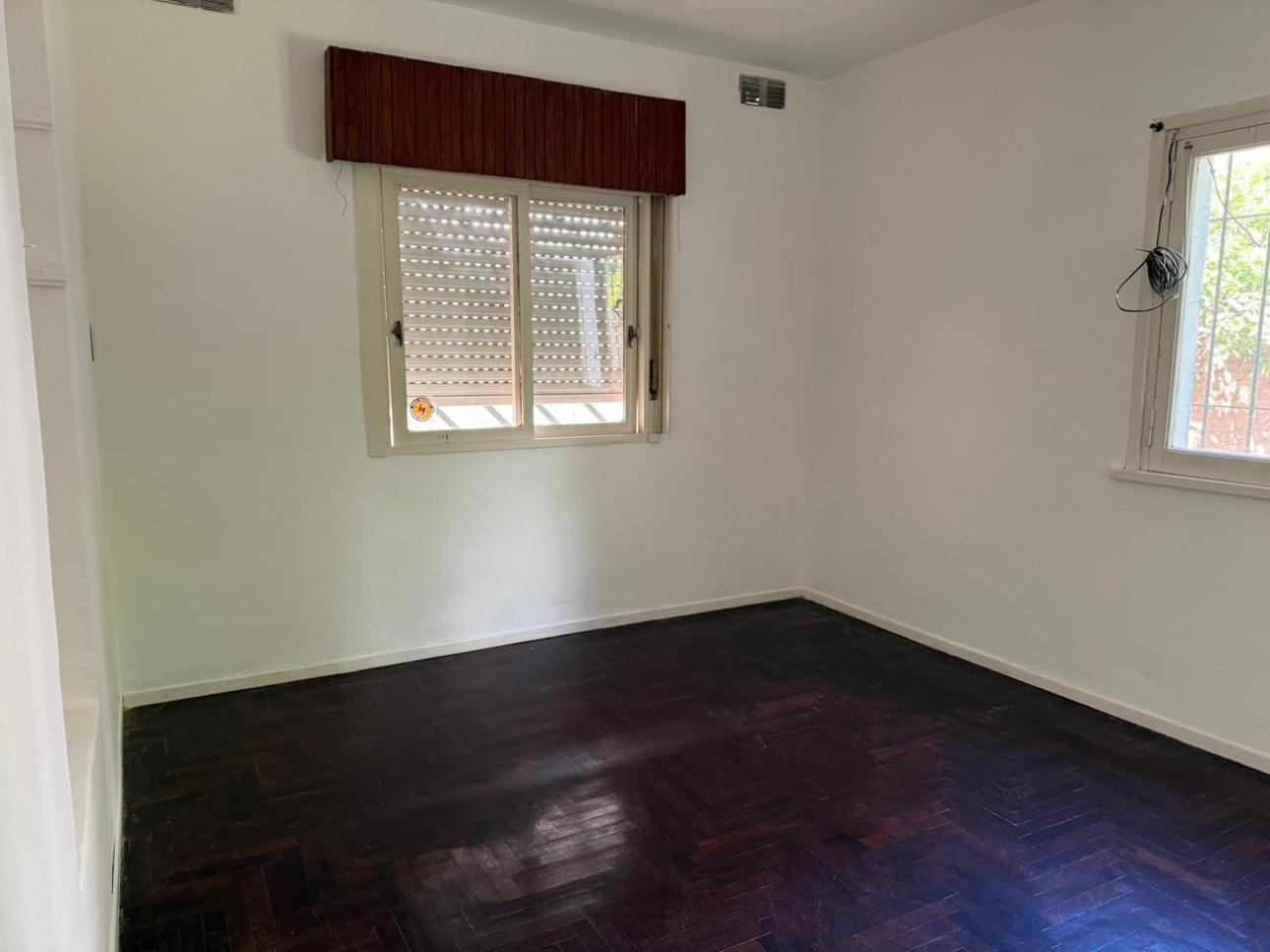 HERMOSA CASA  4 AMBIENTES CON COCHERA