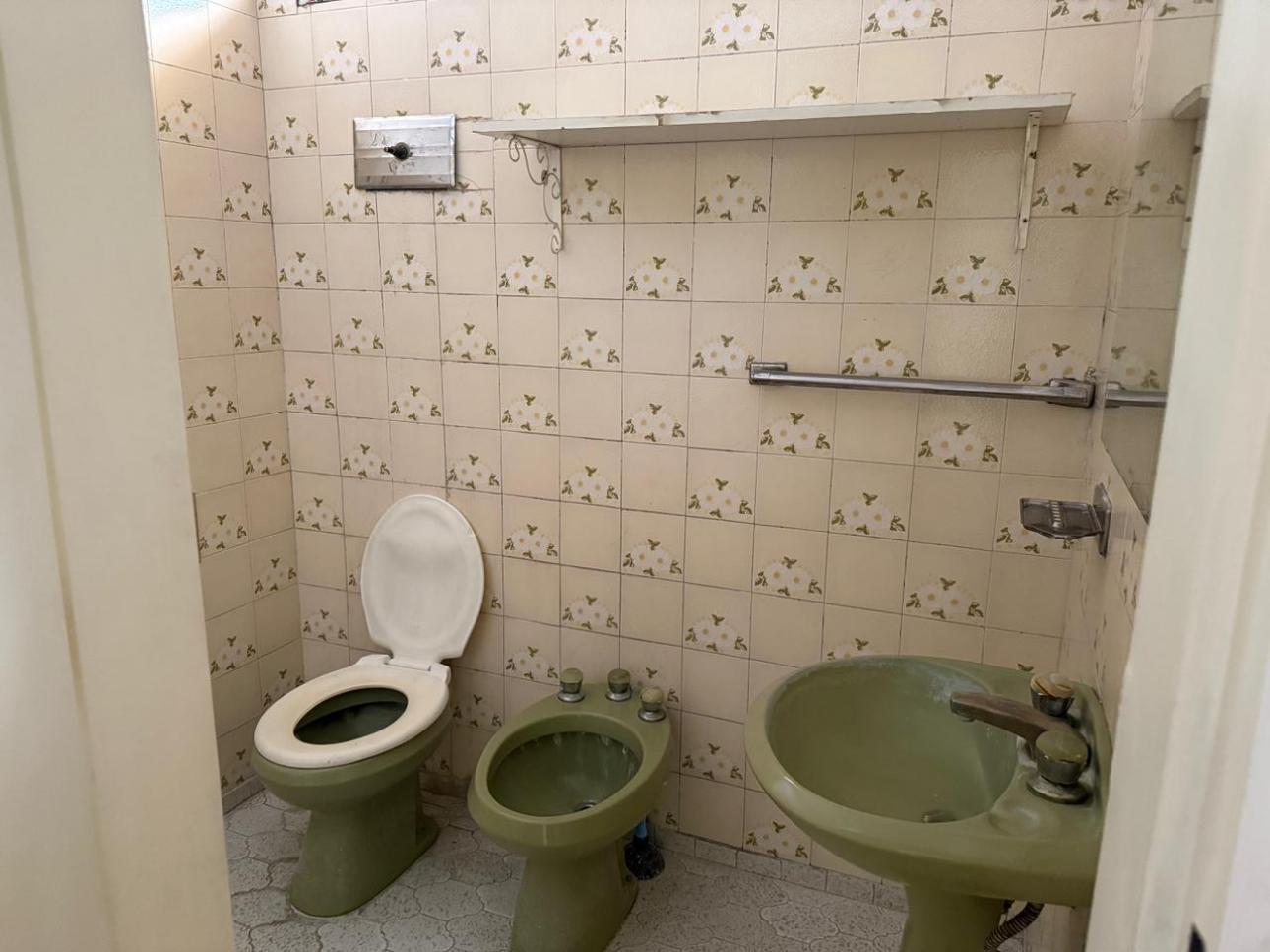 HERMOSA CASA  4 AMBIENTES CON COCHERA