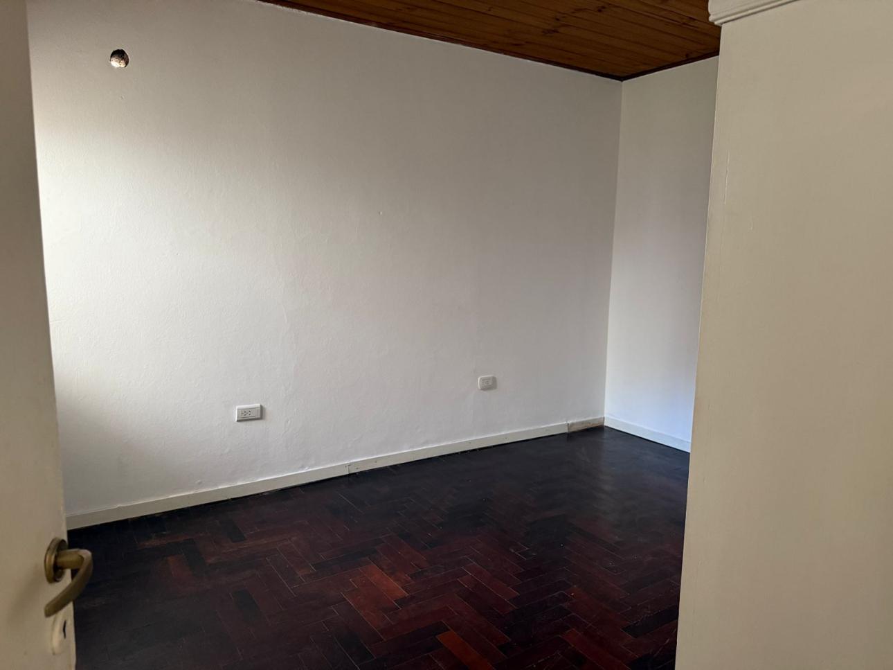 HERMOSA CASA  4 AMBIENTES CON COCHERA