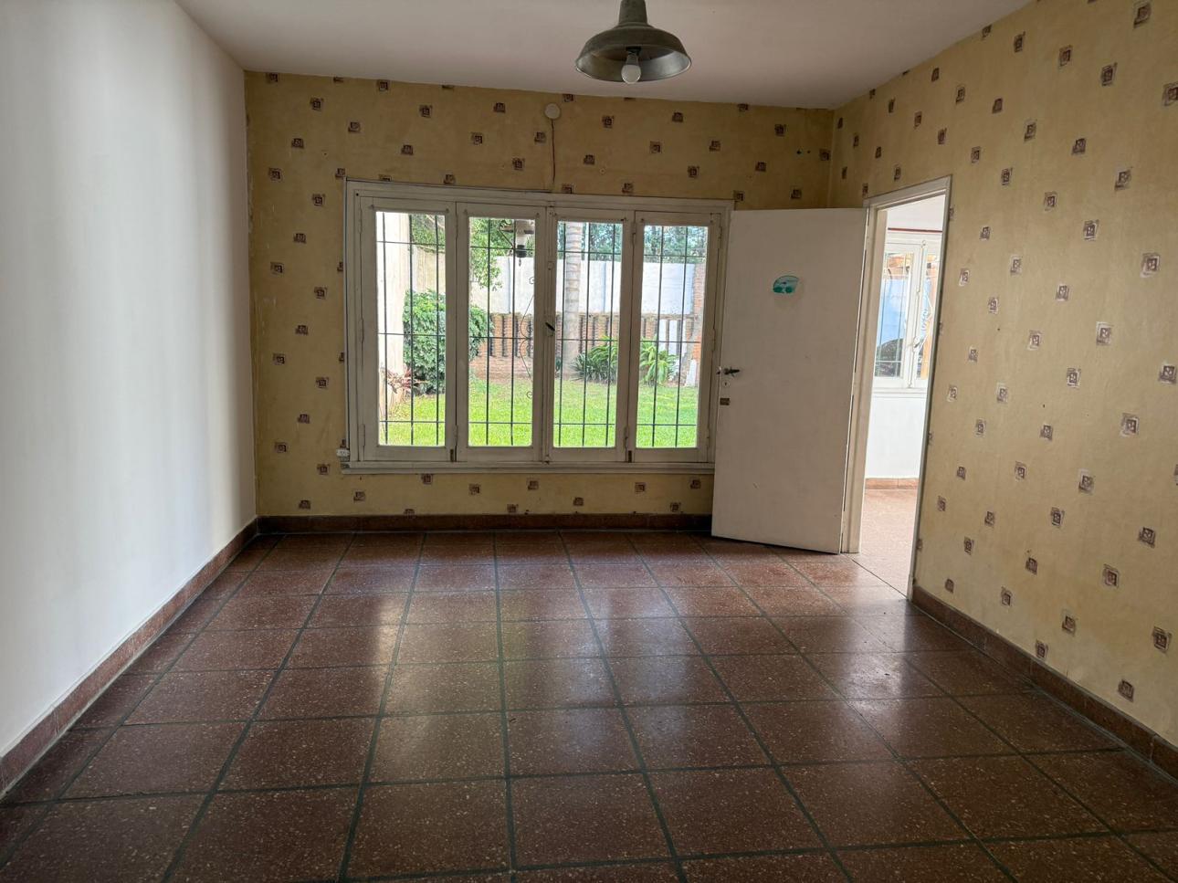 HERMOSA CASA  4 AMBIENTES CON COCHERA