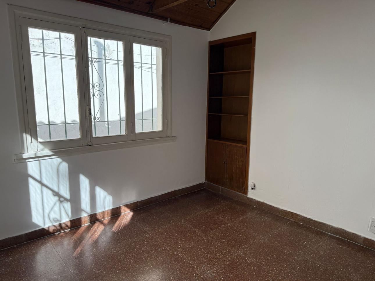 HERMOSA CASA  4 AMBIENTES CON COCHERA