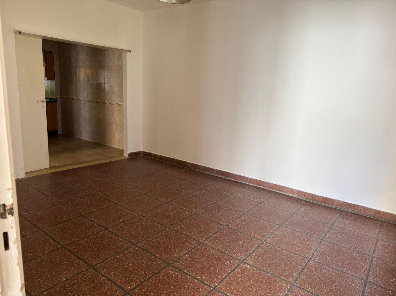 HERMOSA CASA  4 AMBIENTES CON COCHERA