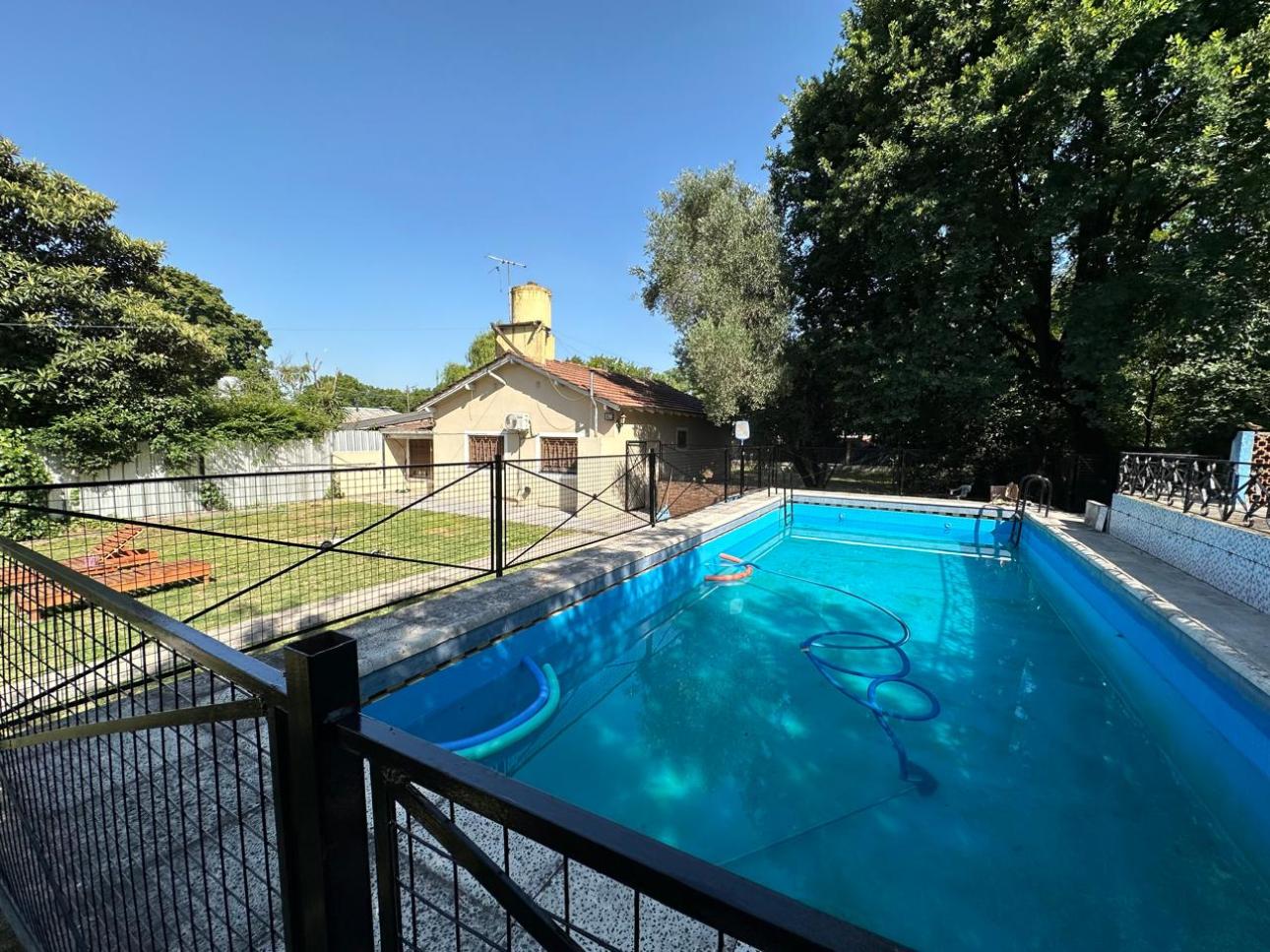 Hermosa casa quinta compuesta por 3 casas en un Lote