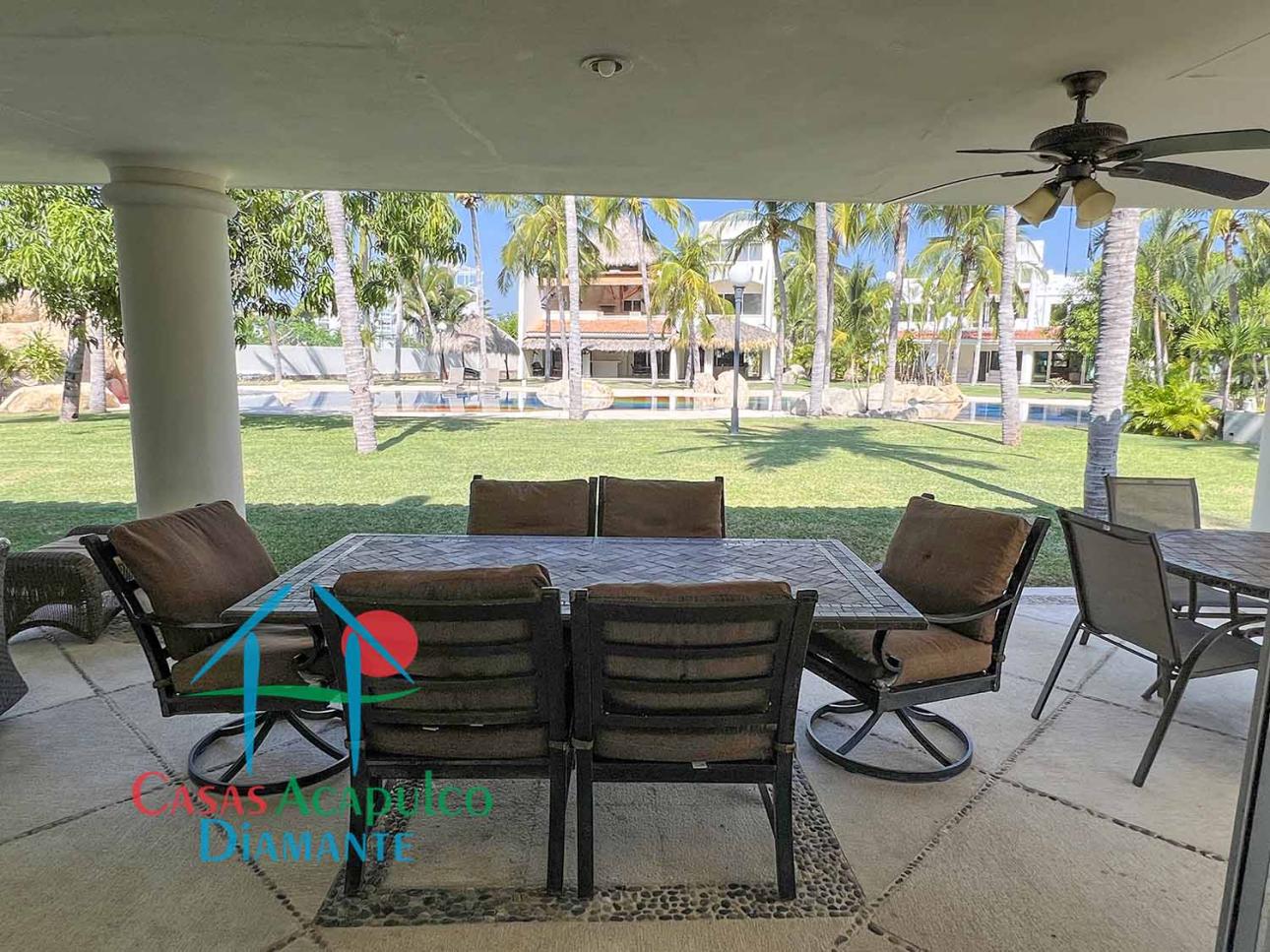 Hermosa casa con Terraza con barra bar y salida al jardín