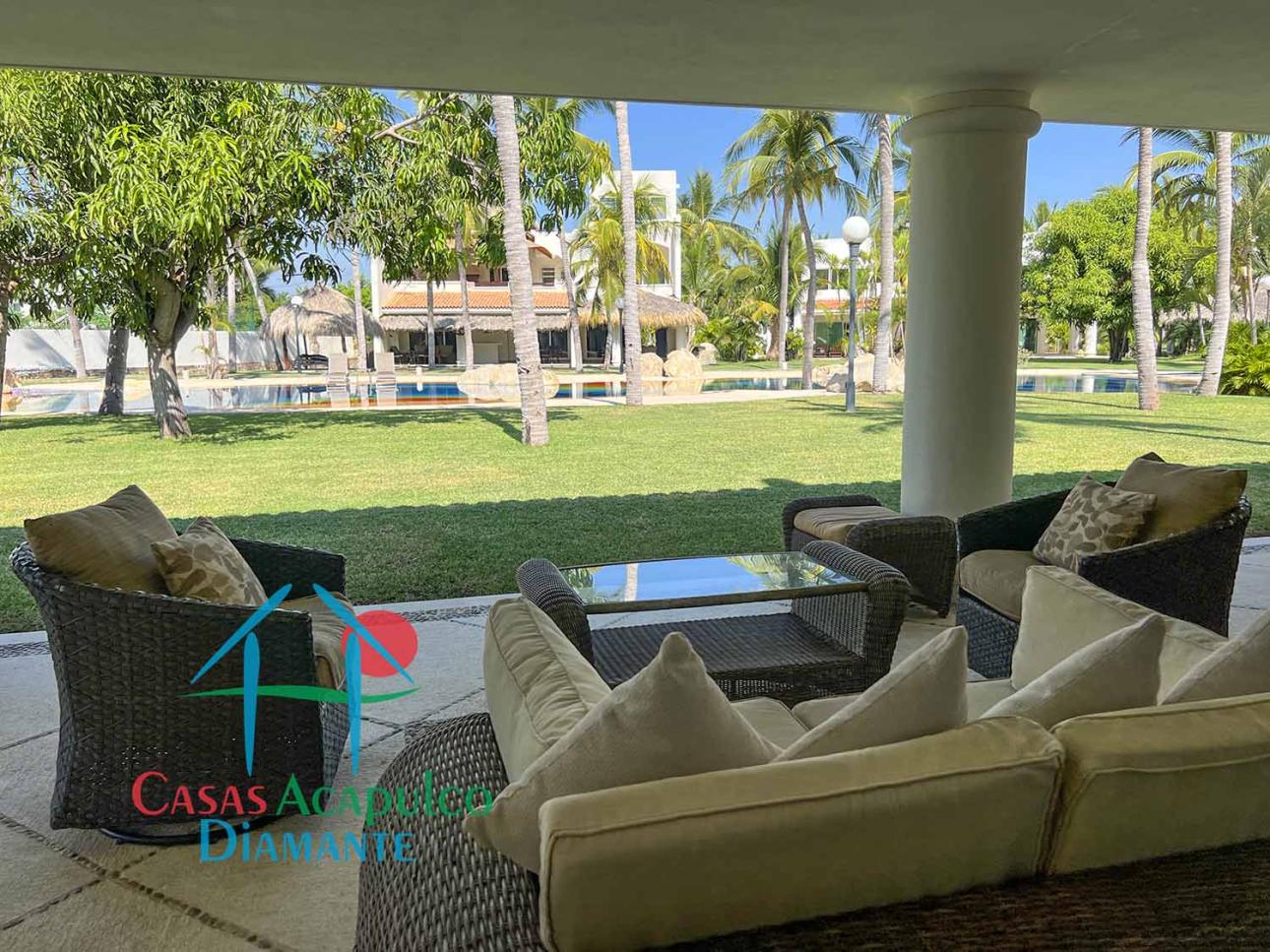 Hermosa casa con Terraza con barra bar y salida al jardín