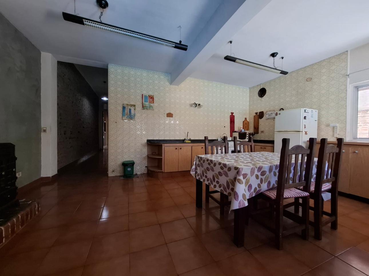 CASA 4 AMBIENTES C/FONDO LIBRE Y GARAGE P/2 AUTOS
