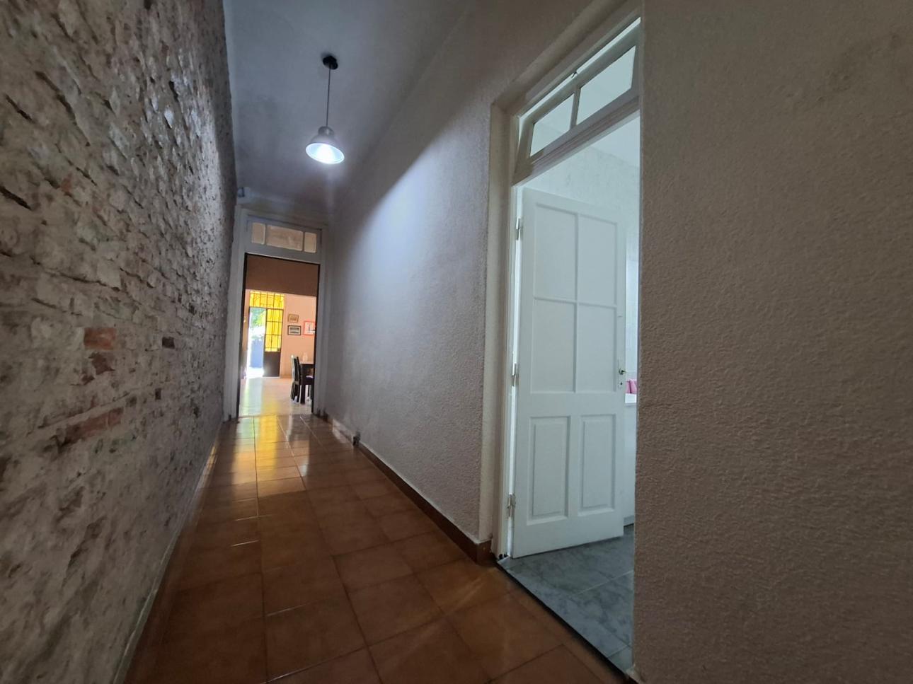 CASA 4 AMBIENTES C/FONDO LIBRE Y GARAGE P/2 AUTOS