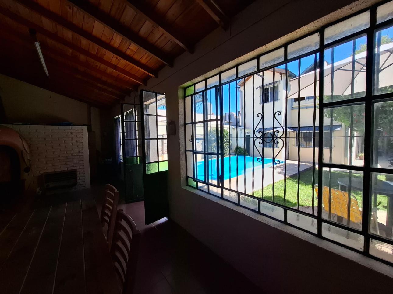CASA 4 AMBIENTES C/FONDO LIBRE Y GARAGE P/2 AUTOS