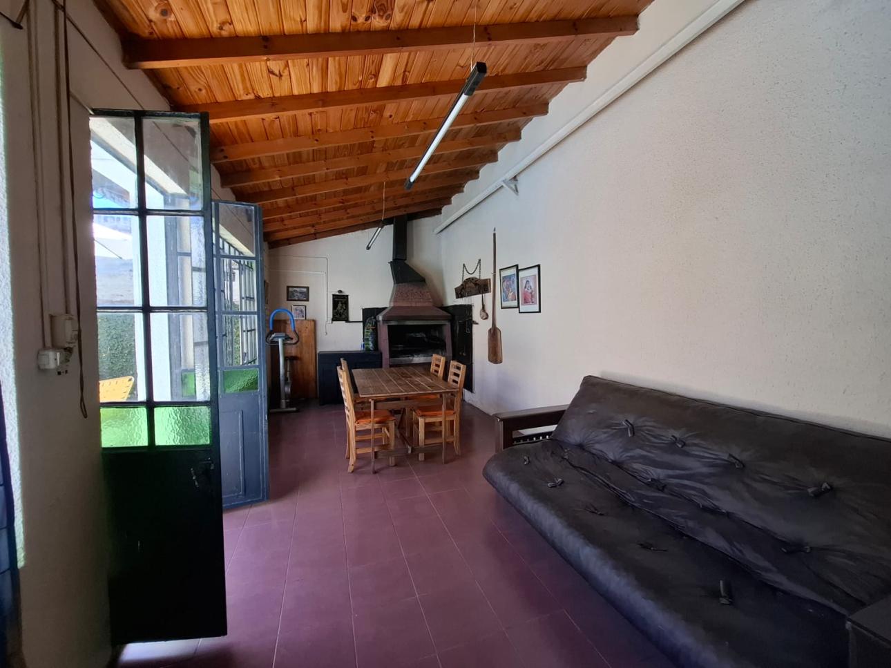 CASA 4 AMBIENTES C/FONDO LIBRE Y GARAGE P/2 AUTOS