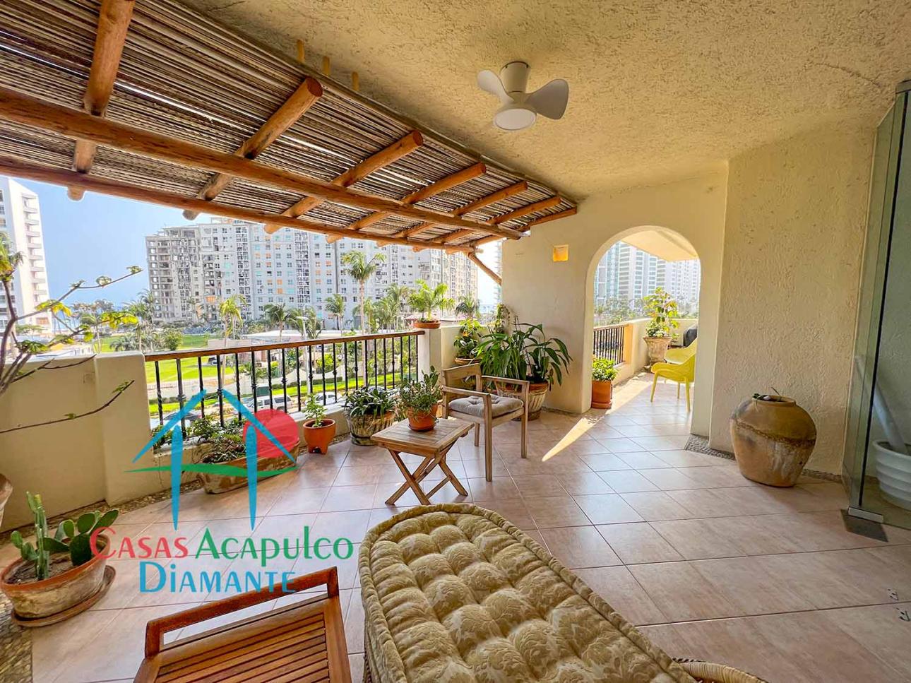 Terraza con vista a la Av. Costera de las Palmas