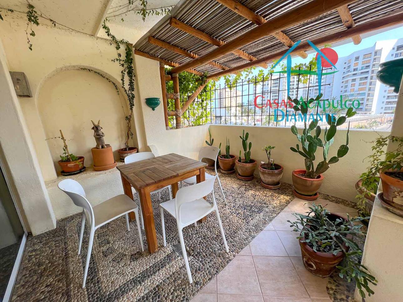 Terraza con vista a la Av. Costera de las Palmas