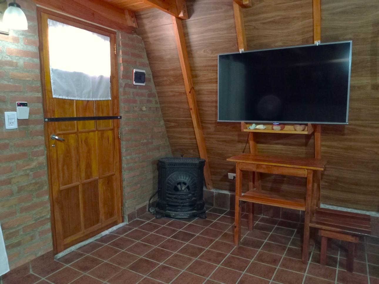 Hermosa cabaña de madera sobre lote arbolado