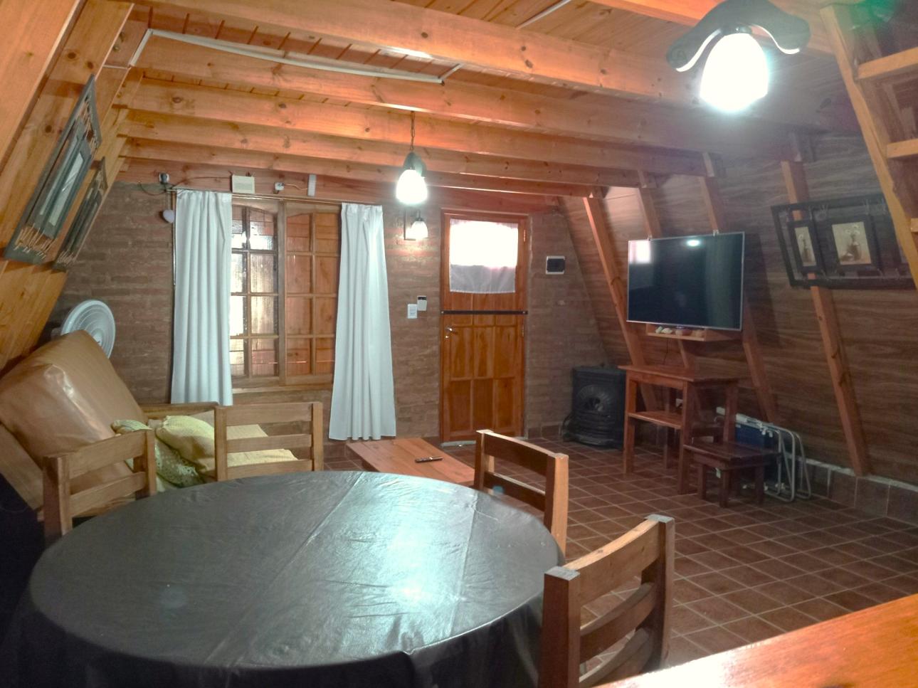Hermosa cabaña de madera sobre lote arbolado
