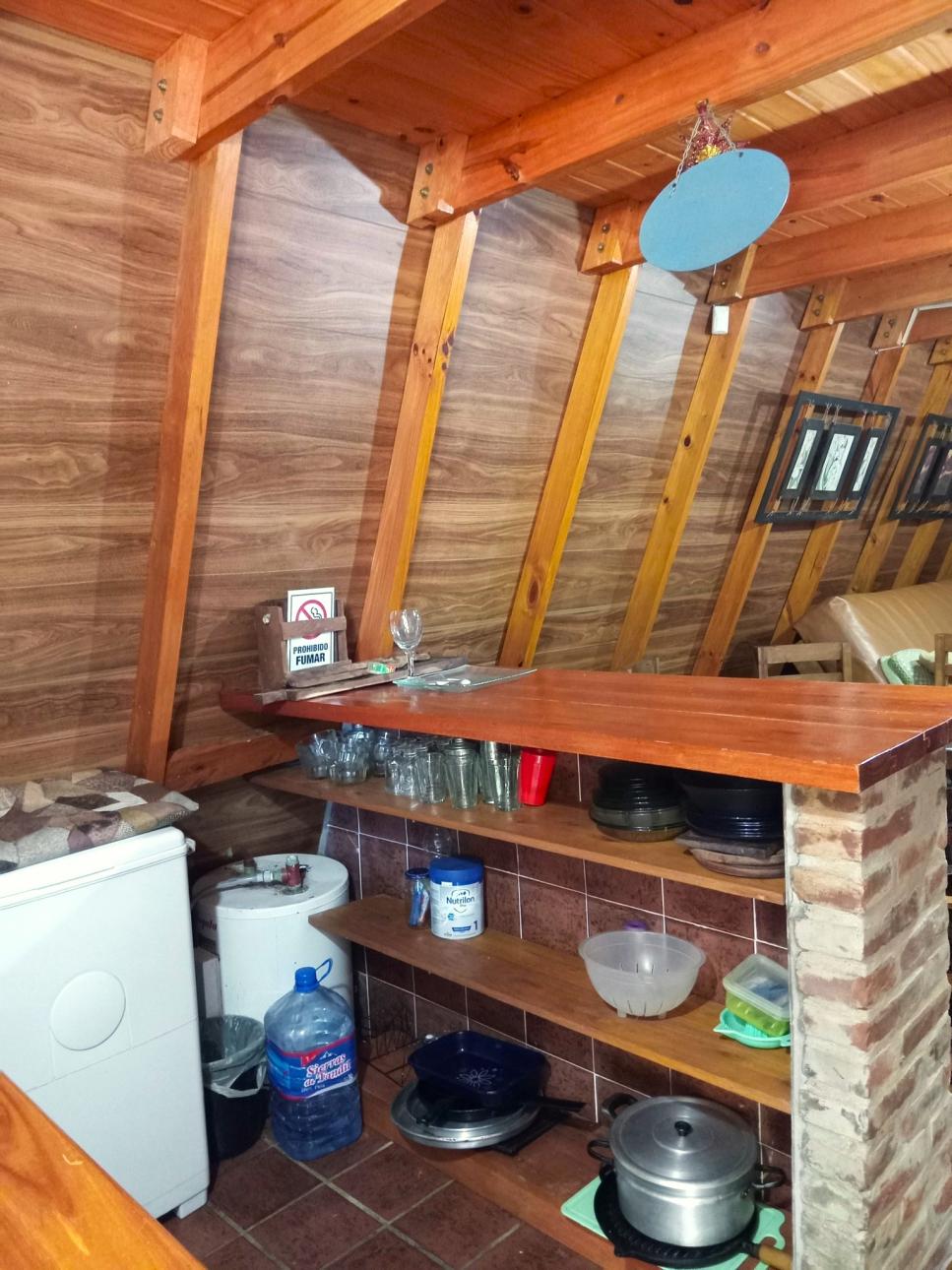 Hermosa cabaña de madera sobre lote arbolado