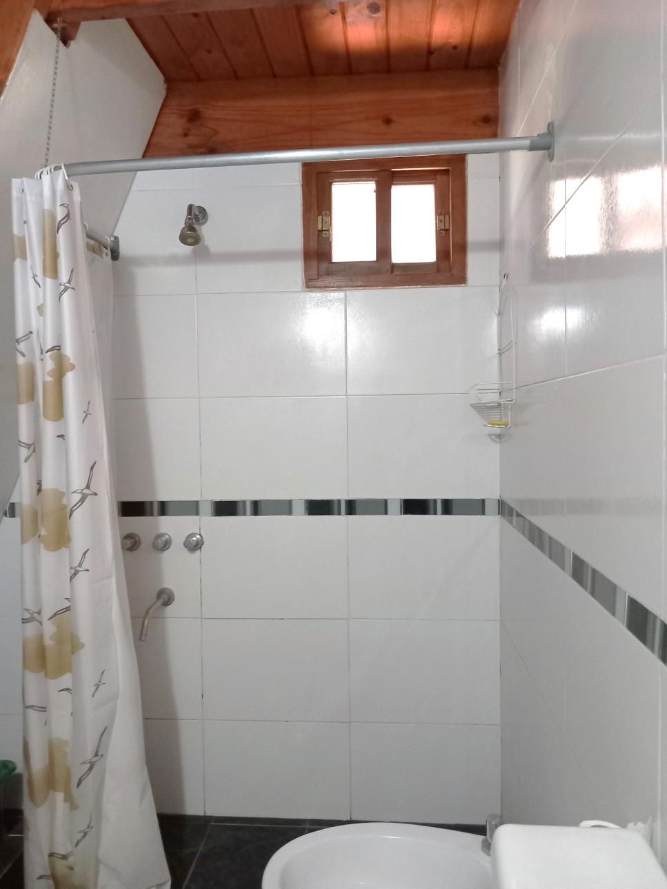 Hermosa cabaña de madera sobre lote arbolado
